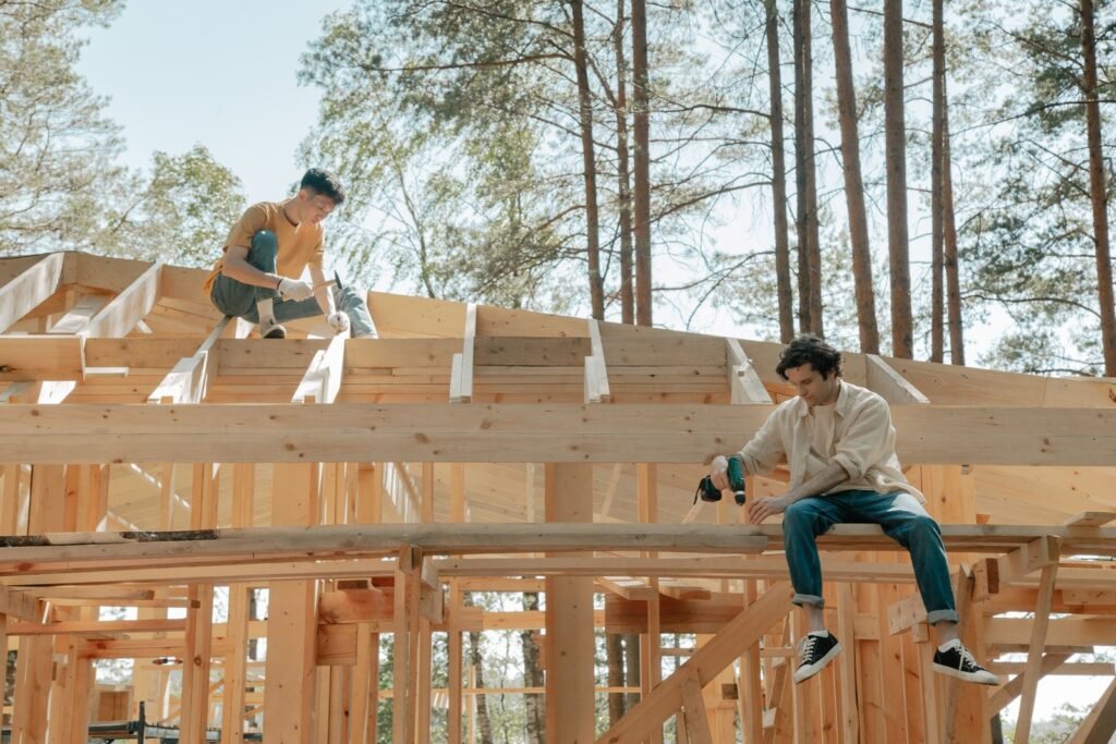 Charpentiers travaillant sur une charpente bois en construction