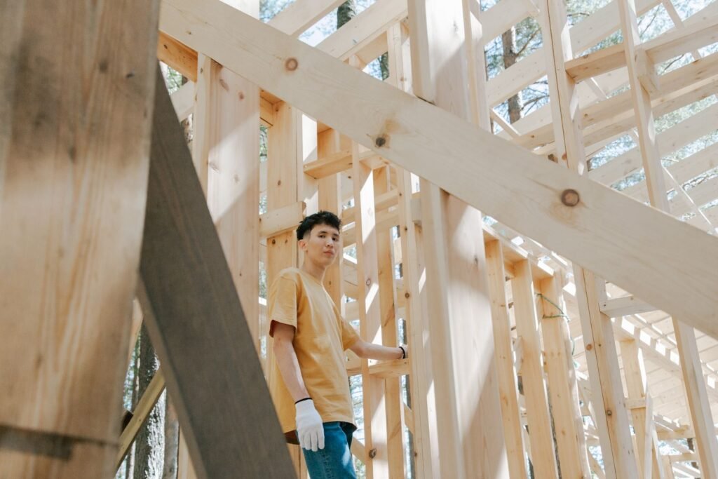 Charpentier assemblant une ossature en bois