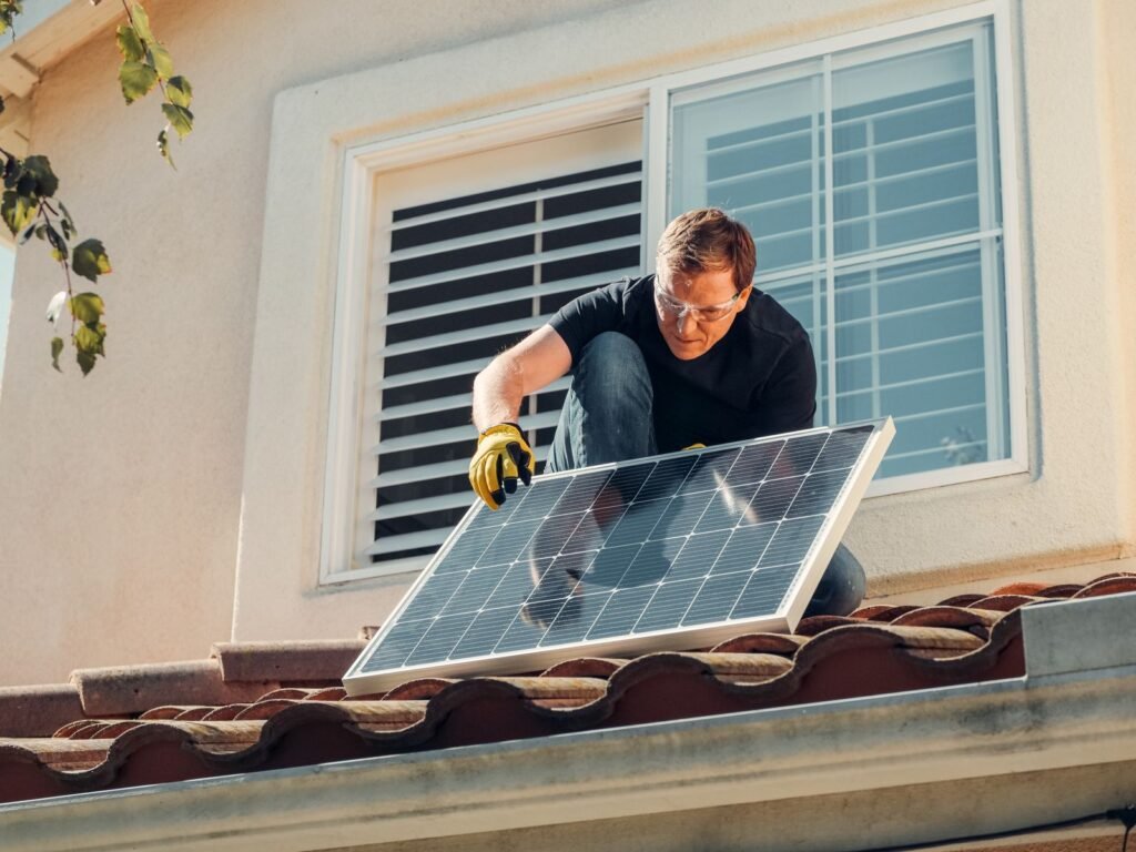 Technicien installant un panneau solaire sur un toit