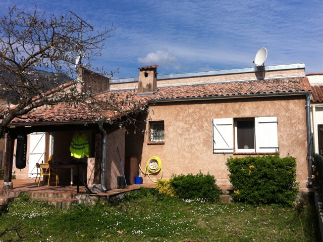 Vieille maison avec une toiture à nice, cagnes-sur-mer et menton
