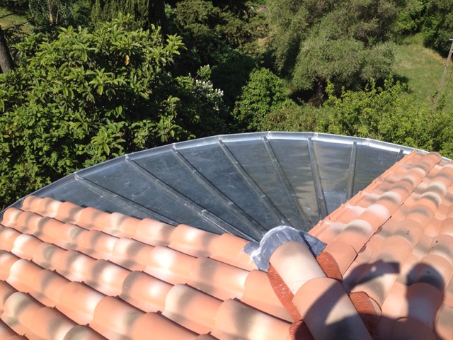 Coin d'une maison avec une structure en zinc